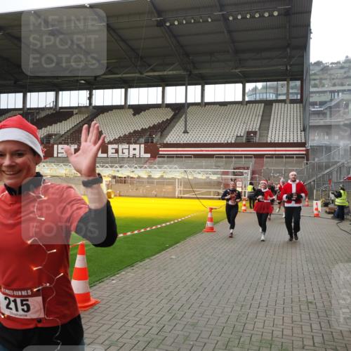 07.12.2025 - St. Pauli X-Mass-Run No. 15 Fabian Wolf http://msf.ph/oto/9399962 07.12.2025 11:04:09 Ziel 215, 216, 222, 432, 734, 764, 1200, 1252, 1254, 1401, 1695, 1854, 1856 meine-sportfotos.de