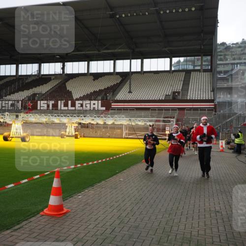 07.12.2025 - St. Pauli X-Mass-Run No. 15 Fabian Wolf http://msf.ph/oto/9399966 07.12.2025 11:04:10 Ziel 215, 216, 222, 432, 734, 764, 1200, 1252, 1254, 1401, 1695, 1854, 1856 meine-sportfotos.de