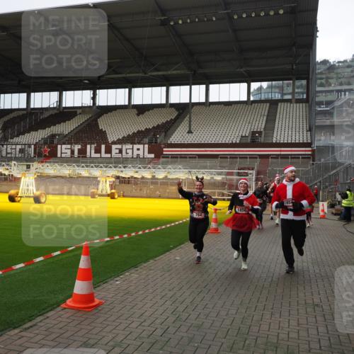 07.12.2025 - St. Pauli X-Mass-Run No. 15 Fabian Wolf http://msf.ph/oto/9399969 07.12.2025 11:04:10 Ziel 215, 216, 222, 432, 734, 764, 1200, 1252, 1254, 1401, 1695, 1854, 1856 meine-sportfotos.de