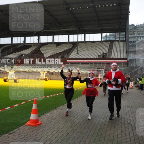 07.12.2025 - St. Pauli X-Mass-Run No. 15 Fabian Wolf http://msf.ph/oto/9399971 07.12.2025 11:04:11 Ziel 215, 216, 222, 432, 734, 764, 1200, 1252, 1254, 1401, 1695, 1854, 1856 meine-sportfotos.de
