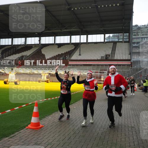 07.12.2025 - St. Pauli X-Mass-Run No. 15 Fabian Wolf http://msf.ph/oto/9399972 07.12.2025 11:04:11 Ziel 215, 216, 222, 432, 734, 764, 1200, 1252, 1254, 1401, 1695, 1854, 1856 meine-sportfotos.de