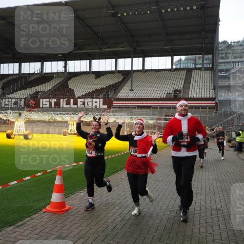 07.12.2025 - St. Pauli X-Mass-Run No. 15 Fabian Wolf http://msf.ph/oto/9399973 07.12.2025 11:04:11 Ziel 215, 216, 222, 432, 734, 764, 1200, 1252, 1254, 1401, 1695, 1854, 1856 meine-sportfotos.de