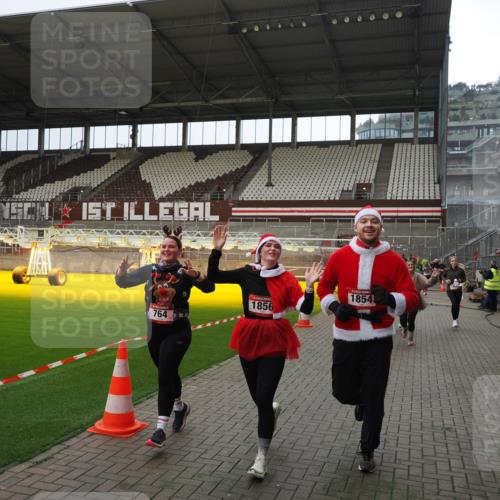 07.12.2025 - St. Pauli X-Mass-Run No. 15 Fabian Wolf http://msf.ph/oto/9399974 07.12.2025 11:04:11 Ziel 215, 216, 222, 432, 734, 764, 1200, 1252, 1254, 1401, 1695, 1854, 1856 meine-sportfotos.de