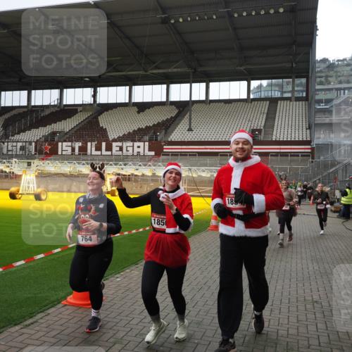 07.12.2025 - St. Pauli X-Mass-Run No. 15 Fabian Wolf http://msf.ph/oto/9399975 07.12.2025 11:04:12 Ziel 215, 216, 222, 305, 432, 734, 764, 1200, 1252, 1254, 1401, 1695, 1854, 1856 meine-sportfotos.de