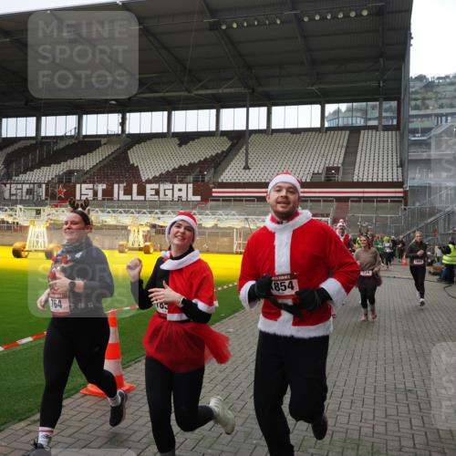 07.12.2025 - St. Pauli X-Mass-Run No. 15 Fabian Wolf http://msf.ph/oto/9399976 07.12.2025 11:04:12 Ziel 215, 216, 222, 305, 432, 734, 764, 1200, 1252, 1254, 1401, 1695, 1854, 1856 meine-sportfotos.de