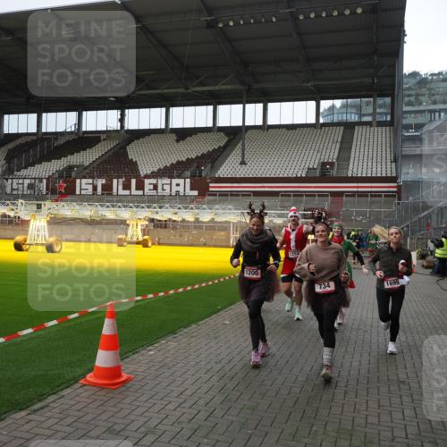 07.12.2025 - St. Pauli X-Mass-Run No. 15 Fabian Wolf http://msf.ph/oto/9399982 07.12.2025 11:04:13 Ziel 126, 215, 216, 222, 285, 305, 432, 734, 764, 1200, 1252, 1254, 1401, 1695, 1854, 1856 meine-sportfotos.de
