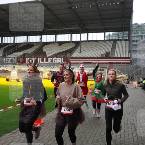 07.12.2025 - St. Pauli X-Mass-Run No. 15 Fabian Wolf http://msf.ph/oto/9399987 07.12.2025 11:04:14 Ziel 126, 215, 216, 285, 305, 432, 734, 764, 1200, 1252, 1254, 1401, 1695, 1852, 1854, 1856 meine-sportfotos.de