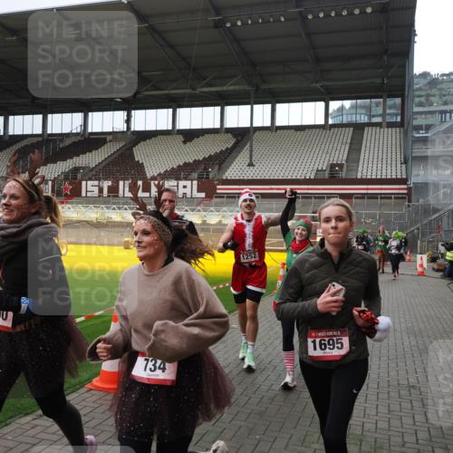 07.12.2025 - St. Pauli X-Mass-Run No. 15 Fabian Wolf http://msf.ph/oto/9399988 07.12.2025 11:04:15 Ziel 126, 215, 216, 285, 305, 432, 734, 740, 764, 1200, 1252, 1254, 1401, 1695, 1766, 1769, 1852, 1854, 1856 meine-sportfotos.de
