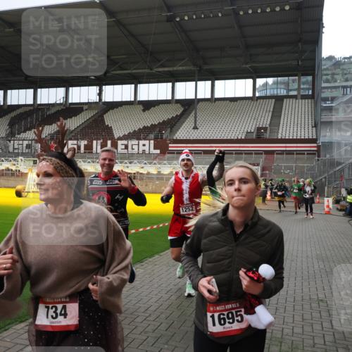 07.12.2025 - St. Pauli X-Mass-Run No. 15 Fabian Wolf http://msf.ph/oto/9399989 07.12.2025 11:04:15 Ziel 126, 215, 216, 285, 305, 432, 734, 740, 764, 1200, 1252, 1254, 1401, 1695, 1766, 1769, 1852, 1854, 1856 meine-sportfotos.de