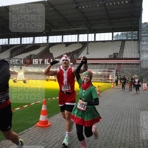 07.12.2025 - St. Pauli X-Mass-Run No. 15 Fabian Wolf http://msf.ph/oto/9399992 07.12.2025 11:04:15 Ziel 126, 215, 216, 285, 305, 432, 734, 740, 764, 1200, 1252, 1254, 1401, 1695, 1766, 1769, 1852, 1854, 1856 meine-sportfotos.de