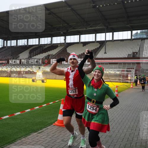 07.12.2025 - St. Pauli X-Mass-Run No. 15 Fabian Wolf http://msf.ph/oto/9399993 07.12.2025 11:04:16 Ziel 126, 215, 216, 285, 305, 432, 734, 740, 764, 1200, 1252, 1254, 1401, 1695, 1766, 1769, 1852, 1854, 1856 meine-sportfotos.de