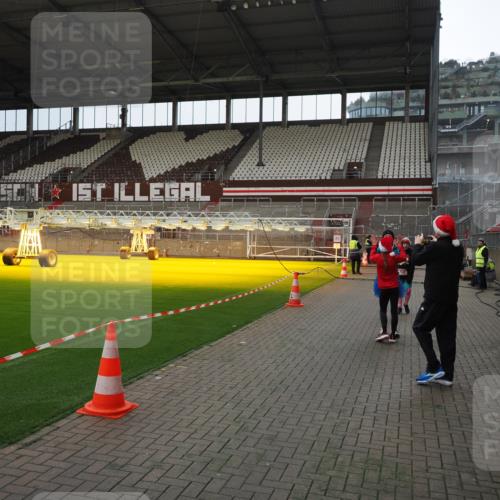 07.12.2025 - St. Pauli X-Mass-Run No. 15 Fabian Wolf http://msf.ph/oto/9400004 07.12.2025 11:04:24 Ziel 126, 285, 305, 700, 702, 734, 740, 1200, 1252, 1254, 1401, 1695, 1766, 1769, 1852, 1854, 1856 meine-sportfotos.de