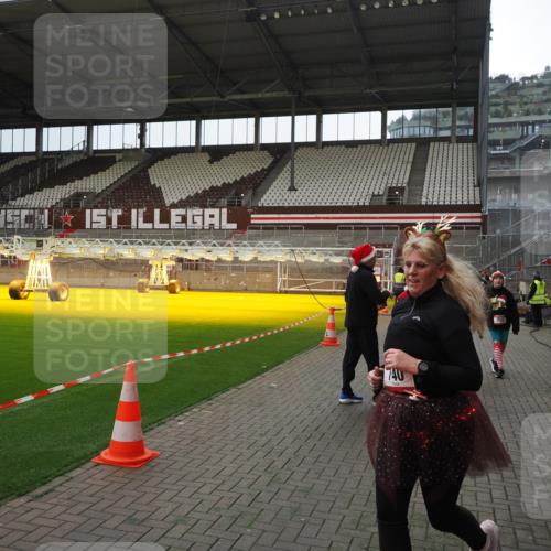 07.12.2025 - St. Pauli X-Mass-Run No. 15 Fabian Wolf http://msf.ph/oto/9400009 07.12.2025 11:04:25 Ziel 126, 285, 305, 700, 702, 734, 740, 1200, 1252, 1254, 1401, 1695, 1766, 1769, 1852 meine-sportfotos.de