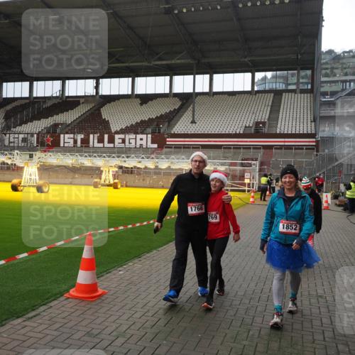 07.12.2025 - St. Pauli X-Mass-Run No. 15 Fabian Wolf http://msf.ph/oto/9400016 07.12.2025 11:04:29 Ziel 126, 285, 305, 700, 702, 740, 1643, 1766, 1769, 1852 meine-sportfotos.de