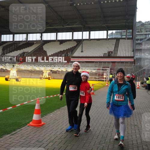 07.12.2025 - St. Pauli X-Mass-Run No. 15 Fabian Wolf http://msf.ph/oto/9400018 07.12.2025 11:04:29 Ziel 126, 285, 305, 700, 702, 740, 1643, 1766, 1769, 1852 meine-sportfotos.de