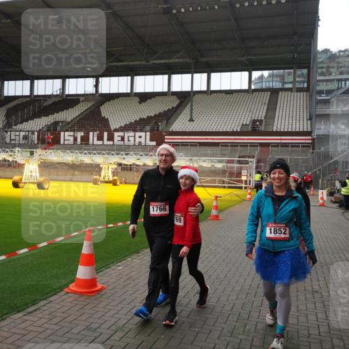 07.12.2025 - St. Pauli X-Mass-Run No. 15 Fabian Wolf http://msf.ph/oto/9400019 07.12.2025 11:04:29 Ziel 126, 285, 305, 700, 702, 740, 1643, 1766, 1769, 1852 meine-sportfotos.de