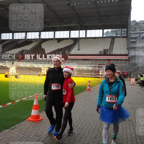 07.12.2025 - St. Pauli X-Mass-Run No. 15 Fabian Wolf http://msf.ph/oto/9400021 07.12.2025 11:04:30 Ziel 126, 285, 305, 361, 395, 700, 702, 740, 1643, 1766, 1769, 1852 meine-sportfotos.de