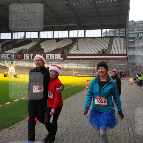 07.12.2025 - St. Pauli X-Mass-Run No. 15 Fabian Wolf http://msf.ph/oto/9400023 07.12.2025 11:04:30 Ziel 126, 285, 305, 361, 395, 700, 702, 740, 1643, 1766, 1769, 1852 meine-sportfotos.de