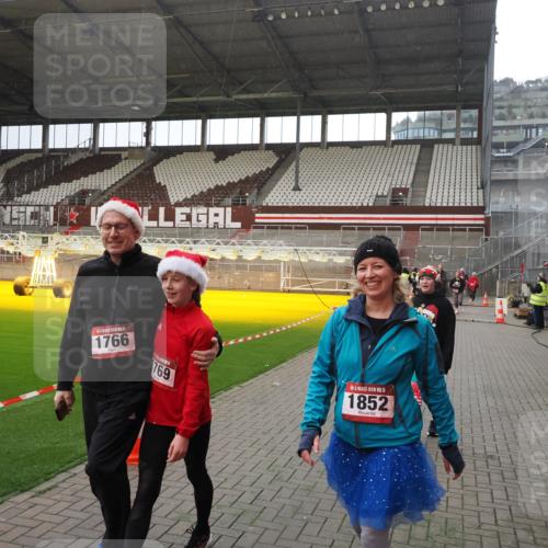 07.12.2025 - St. Pauli X-Mass-Run No. 15 Fabian Wolf http://msf.ph/oto/9400024 07.12.2025 11:04:30 Ziel 126, 285, 305, 361, 395, 700, 702, 740, 1643, 1766, 1769, 1852 meine-sportfotos.de