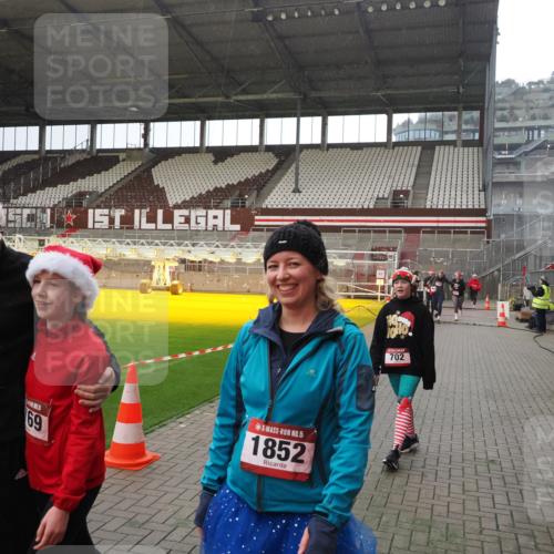 07.12.2025 - St. Pauli X-Mass-Run No. 15 Fabian Wolf http://msf.ph/oto/9400027 07.12.2025 11:04:31 Ziel 126, 285, 305, 361, 395, 700, 702, 740, 1643, 1766, 1769, 1852 meine-sportfotos.de