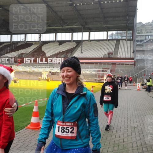 07.12.2025 - St. Pauli X-Mass-Run No. 15 Fabian Wolf http://msf.ph/oto/9400028 07.12.2025 11:04:31 Ziel 126, 285, 305, 361, 395, 700, 702, 740, 1643, 1766, 1769, 1852 meine-sportfotos.de