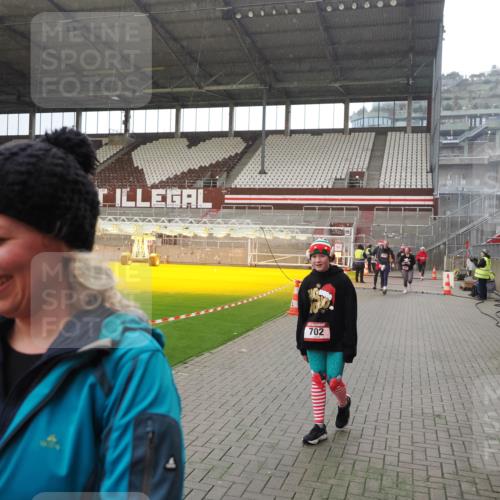 07.12.2025 - St. Pauli X-Mass-Run No. 15 Fabian Wolf http://msf.ph/oto/9400031 07.12.2025 11:04:32 Ziel 126, 285, 305, 361, 395, 700, 702, 740, 1643, 1766, 1769, 1852 meine-sportfotos.de
