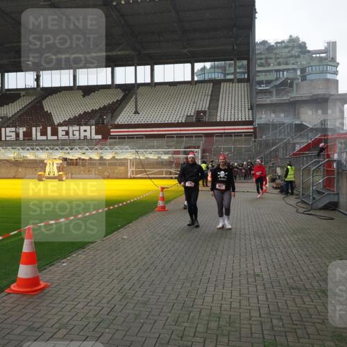 07.12.2025 - St. Pauli X-Mass-Run No. 15 Fabian Wolf http://msf.ph/oto/9400035 07.12.2025 11:04:36 Ziel 361, 395, 700, 702, 1643, 2791, 3719 meine-sportfotos.de