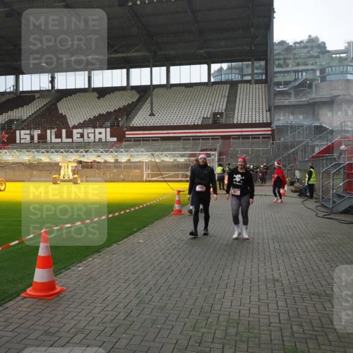 07.12.2025 - St. Pauli X-Mass-Run No. 15 Fabian Wolf http://msf.ph/oto/9400037 07.12.2025 11:04:37 Ziel 361, 395, 700, 702, 1643, 2791, 3719 meine-sportfotos.de