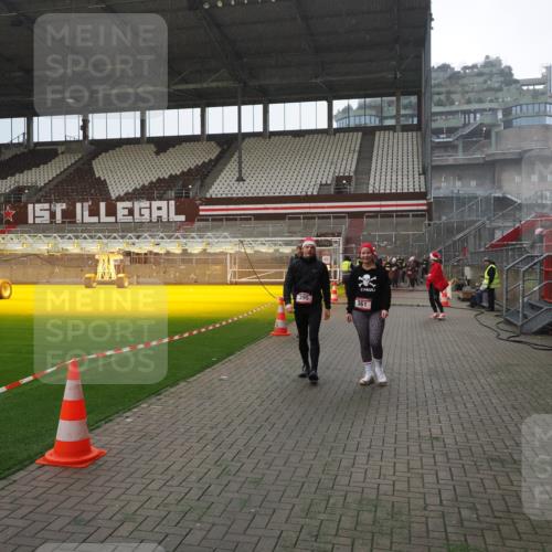 07.12.2025 - St. Pauli X-Mass-Run No. 15 Fabian Wolf http://msf.ph/oto/9400038 07.12.2025 11:04:37 Ziel 361, 395, 700, 702, 1643, 2791, 3719 meine-sportfotos.de