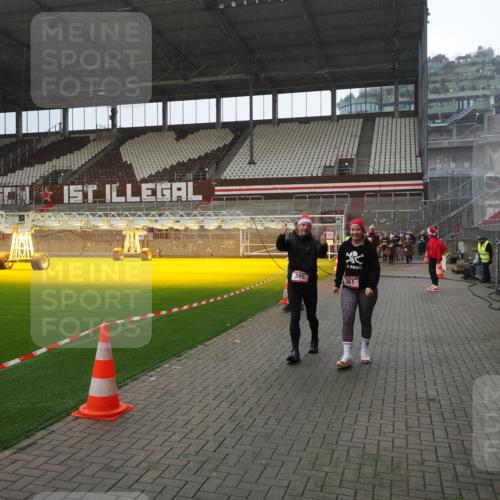 07.12.2025 - St. Pauli X-Mass-Run No. 15 Fabian Wolf http://msf.ph/oto/9400039 07.12.2025 11:04:38 Ziel 361, 395, 700, 702, 1643, 2791, 3719 meine-sportfotos.de