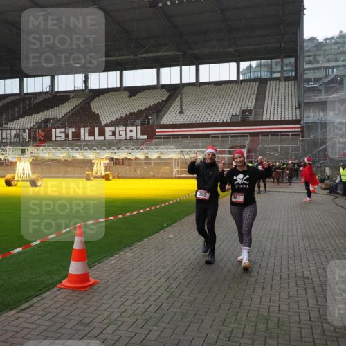 07.12.2025 - St. Pauli X-Mass-Run No. 15 Fabian Wolf http://msf.ph/oto/9400040 07.12.2025 11:04:38 Ziel 361, 395, 700, 702, 1643, 2791, 3719 meine-sportfotos.de