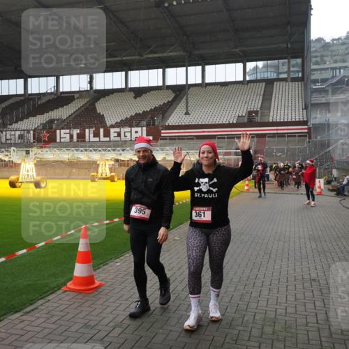 07.12.2025 - St. Pauli X-Mass-Run No. 15 Fabian Wolf http://msf.ph/oto/9400045 07.12.2025 11:04:40 Ziel 33, 361, 395, 1643, 2791, 2919, 3719, 4565, 4570, 4571 meine-sportfotos.de