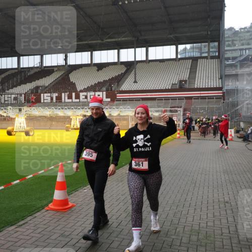 07.12.2025 - St. Pauli X-Mass-Run No. 15 Fabian Wolf http://msf.ph/oto/9400046 07.12.2025 11:04:40 Ziel 33, 361, 395, 1643, 2791, 2919, 3719, 4565, 4570, 4571 meine-sportfotos.de