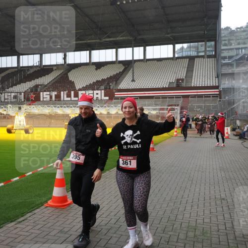 07.12.2025 - St. Pauli X-Mass-Run No. 15 Fabian Wolf http://msf.ph/oto/9400047 07.12.2025 11:04:40 Ziel 33, 361, 395, 1643, 2791, 2919, 3719, 4565, 4570, 4571 meine-sportfotos.de
