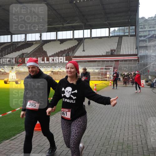 07.12.2025 - St. Pauli X-Mass-Run No. 15 Fabian Wolf http://msf.ph/oto/9400048 07.12.2025 11:04:41 Ziel 33, 361, 395, 1643, 2791, 2919, 3719, 4561, 4563, 4565, 4570, 4571 meine-sportfotos.de