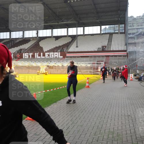 07.12.2025 - St. Pauli X-Mass-Run No. 15 Fabian Wolf http://msf.ph/oto/9400051 07.12.2025 11:04:41 Ziel 33, 361, 395, 1643, 2791, 2919, 3719, 4561, 4563, 4565, 4570, 4571 meine-sportfotos.de