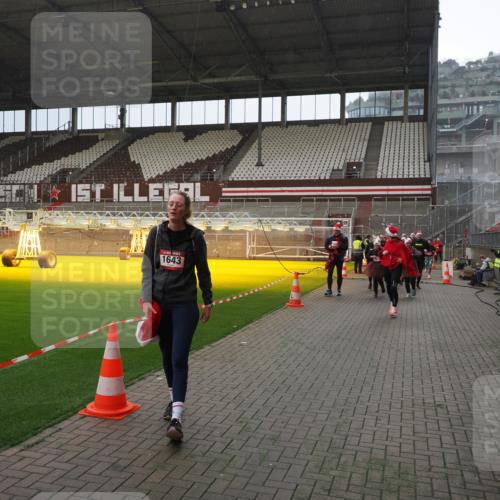 07.12.2025 - St. Pauli X-Mass-Run No. 15 Fabian Wolf http://msf.ph/oto/9400053 07.12.2025 11:04:43 Ziel 33, 361, 395, 1643, 2791, 2919, 3719, 4561, 4563, 4565, 4566, 4567, 4568, 4569, 4570, 4571, 4576, 4578 meine-sportfotos.de