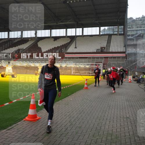 07.12.2025 - St. Pauli X-Mass-Run No. 15 Fabian Wolf http://msf.ph/oto/9400054 07.12.2025 11:04:43 Ziel 33, 361, 395, 1643, 2791, 2919, 3719, 4561, 4563, 4565, 4566, 4567, 4568, 4569, 4570, 4571, 4576, 4578 meine-sportfotos.de