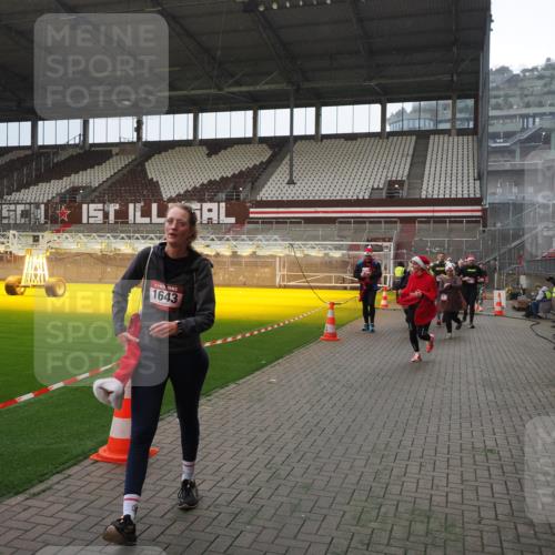 07.12.2025 - St. Pauli X-Mass-Run No. 15 Fabian Wolf http://msf.ph/oto/9400056 07.12.2025 11:04:44 Ziel 33, 361, 395, 1643, 2791, 2919, 3719, 4561, 4563, 4565, 4566, 4567, 4568, 4569, 4570, 4571, 4573, 4576, 4577, 4578 meine-sportfotos.de