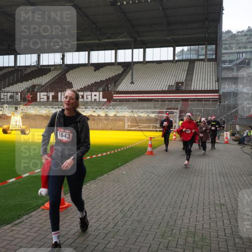 07.12.2025 - St. Pauli X-Mass-Run No. 15 Fabian Wolf http://msf.ph/oto/9400057 07.12.2025 11:04:44 Ziel 33, 361, 395, 1643, 2791, 2919, 3719, 4561, 4563, 4565, 4566, 4567, 4568, 4569, 4570, 4571, 4573, 4576, 4577, 4578 meine-sportfotos.de