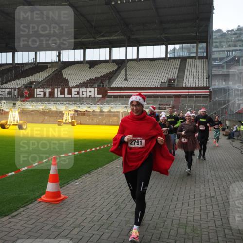 07.12.2025 - St. Pauli X-Mass-Run No. 15 Fabian Wolf http://msf.ph/oto/9400064 07.12.2025 11:04:46 Ziel 33, 361, 395, 1643, 2791, 2919, 3719, 4561, 4562, 4563, 4565, 4566, 4567, 4568, 4569, 4570, 4571, 4572, 4573, 4575, 4576, 4577, 4578 meine-sportfotos.de