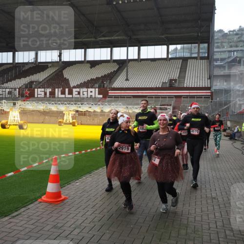07.12.2025 - St. Pauli X-Mass-Run No. 15 Fabian Wolf http://msf.ph/oto/9400069 07.12.2025 11:04:48 Ziel 33, 361, 395, 1212, 1411, 1643, 2791, 2919, 3719, 4561, 4562, 4563, 4565, 4566, 4567, 4568, 4569, 4570, 4571, 4572, 4573, 4575, 4576, 4577, 4578 meine-sportfotos.de