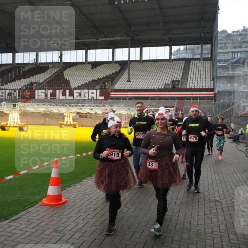 07.12.2025 - St. Pauli X-Mass-Run No. 15 Fabian Wolf http://msf.ph/oto/9400070 07.12.2025 11:04:48 Ziel 33, 361, 395, 1212, 1411, 1643, 2791, 2919, 3719, 4561, 4562, 4563, 4565, 4566, 4567, 4568, 4569, 4570, 4571, 4572, 4573, 4575, 4576, 4577, 4578 meine-sportfotos.de
