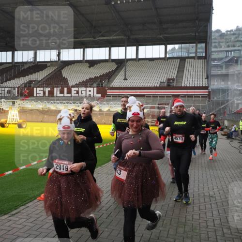 07.12.2025 - St. Pauli X-Mass-Run No. 15 Fabian Wolf http://msf.ph/oto/9400072 07.12.2025 11:04:48 Ziel 33, 361, 395, 1212, 1411, 1643, 2791, 2919, 3719, 4561, 4562, 4563, 4565, 4566, 4567, 4568, 4569, 4570, 4571, 4572, 4573, 4575, 4576, 4577, 4578 meine-sportfotos.de