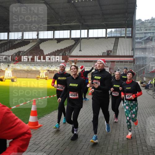 07.12.2025 - St. Pauli X-Mass-Run No. 15 Fabian Wolf http://msf.ph/oto/9400083 07.12.2025 11:04:50 Ziel 33, 117, 128, 361, 395, 1212, 1411, 2791, 2919, 3719, 4561, 4562, 4563, 4565, 4566, 4567, 4568, 4569, 4570, 4571, 4572, 4573, 4575, 4576, 4577, 4578 meine-sportfotos.de