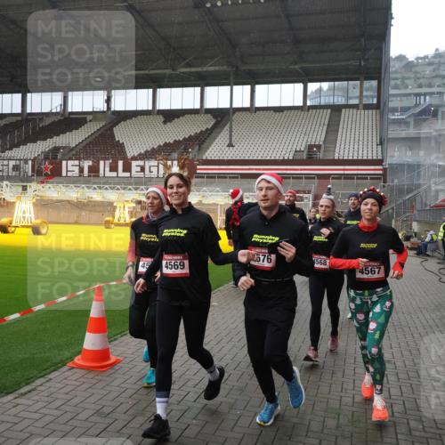 07.12.2025 - St. Pauli X-Mass-Run No. 15 Fabian Wolf http://msf.ph/oto/9400084 07.12.2025 11:04:51 Ziel 33, 117, 128, 1212, 1411, 2791, 2919, 3719, 4561, 4562, 4563, 4565, 4566, 4567, 4568, 4569, 4570, 4571, 4572, 4573, 4575, 4576, 4577, 4578 meine-sportfotos.de