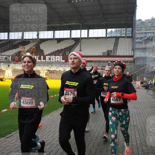 07.12.2025 - St. Pauli X-Mass-Run No. 15 Fabian Wolf http://msf.ph/oto/9400086 07.12.2025 11:04:51 Ziel 33, 117, 128, 1212, 1411, 2791, 2919, 3719, 4561, 4562, 4563, 4565, 4566, 4567, 4568, 4569, 4570, 4571, 4572, 4573, 4575, 4576, 4577, 4578 meine-sportfotos.de
