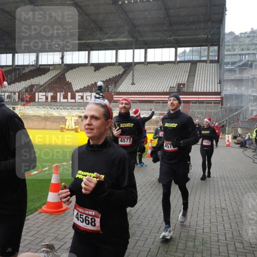 07.12.2025 - St. Pauli X-Mass-Run No. 15 Fabian Wolf http://msf.ph/oto/9400091 07.12.2025 11:04:52 Ziel 33, 117, 128, 1212, 1411, 2791, 2919, 3719, 4561, 4562, 4563, 4565, 4566, 4567, 4568, 4569, 4570, 4571, 4572, 4573, 4575, 4576, 4577, 4578 meine-sportfotos.de