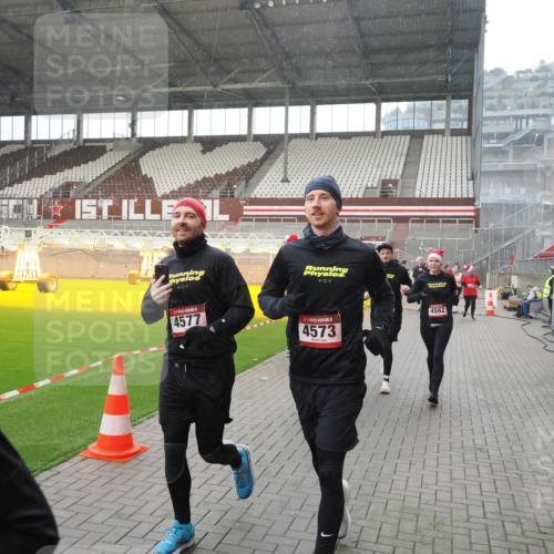 07.12.2025 - St. Pauli X-Mass-Run No. 15 Fabian Wolf http://msf.ph/oto/9400093 07.12.2025 11:04:52 Ziel 33, 117, 128, 1212, 1411, 2791, 2919, 3719, 4561, 4562, 4563, 4565, 4566, 4567, 4568, 4569, 4570, 4571, 4572, 4573, 4575, 4576, 4577, 4578 meine-sportfotos.de