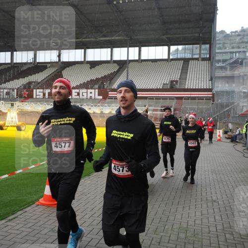 07.12.2025 - St. Pauli X-Mass-Run No. 15 Fabian Wolf http://msf.ph/oto/9400094 07.12.2025 11:04:53 Ziel 33, 117, 128, 1212, 1411, 2791, 2919, 3719, 4561, 4562, 4563, 4565, 4566, 4567, 4568, 4569, 4570, 4571, 4572, 4573, 4575, 4576, 4577, 4578 meine-sportfotos.de